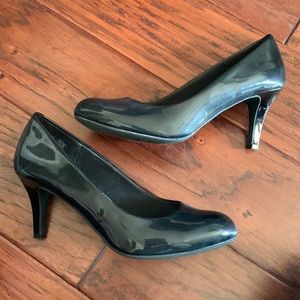 Black patent leather comfort plus by predictions closed toe heels
